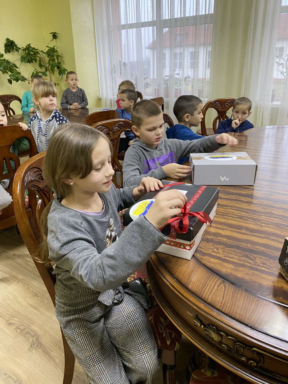 Noch mehr Geschenke an die Schulen, Lehrer und Kinder
